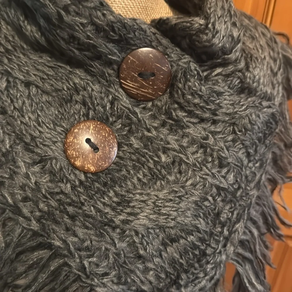 🆕 Chunky Knit Gray/Black Cowl/Scarf with Wooden Like Large Buttons - Picture 3 of 14